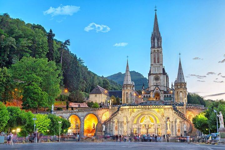 Privater Transfer: Flughafen Toulouse TLS nach Lourdes im Luxus-Van