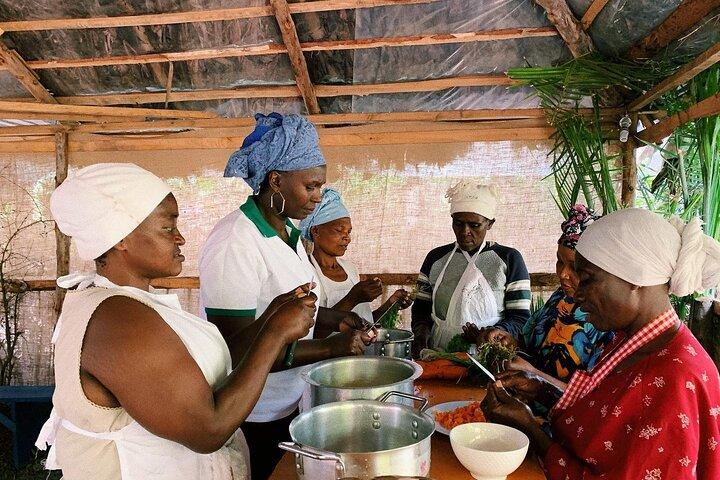 NGO が力強く持ち上げられる - 伝統的なタンザニア料理教室