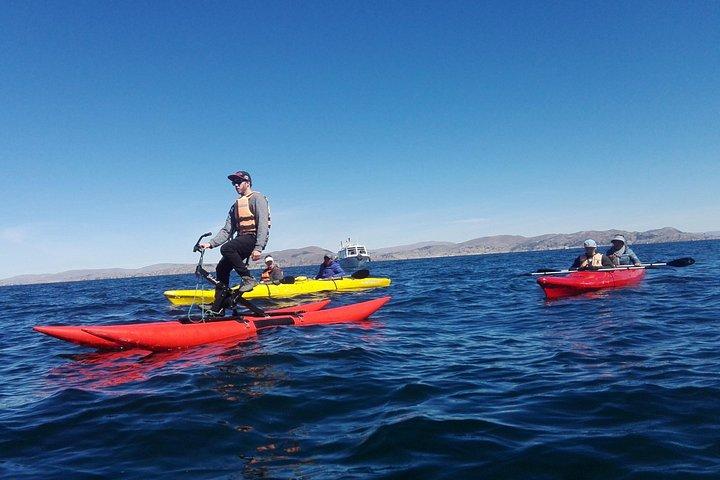 チチカカ湖のウロス浮島へのウォーターバイク