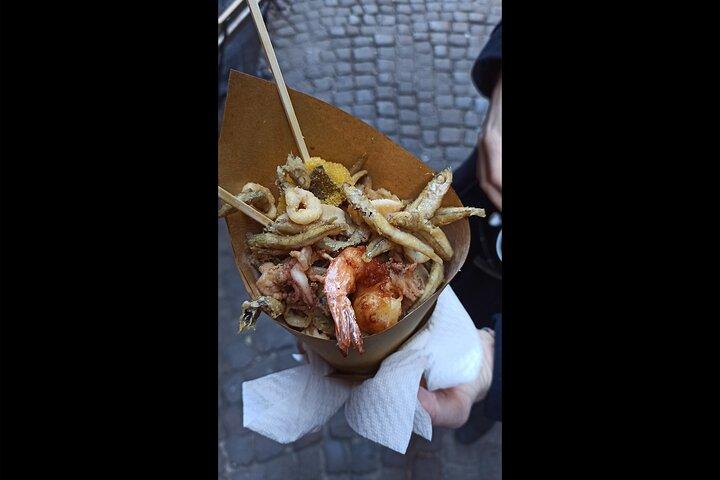 NAPLES: Goûtez au Real Napoli: Street Food Tour + Verre de vin local