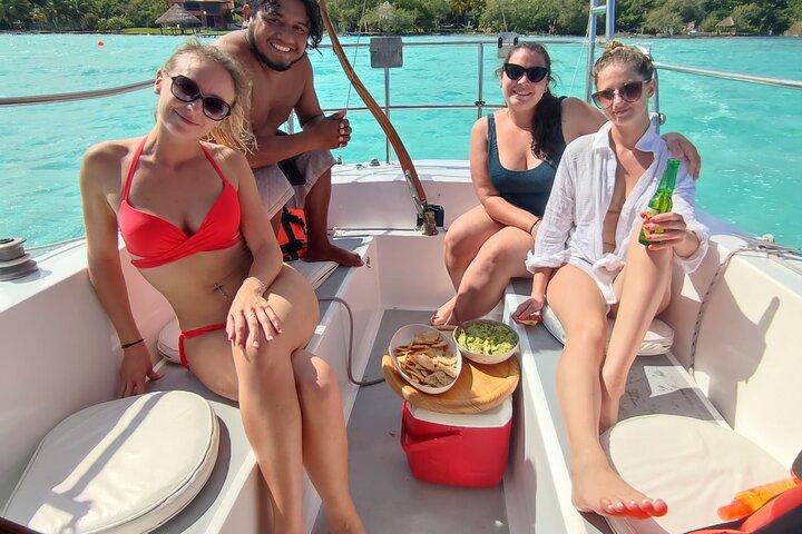 Slow Sailing Bacalar Experiencia con snack y bebidas