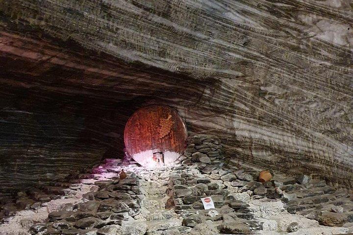 ブカレスト発プラホヴァ岩塩坑と泥火山プライベート ツアー