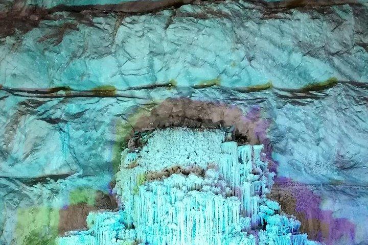 ブカレスト発プラホヴァ岩塩坑と泥火山プライベート ツアー
