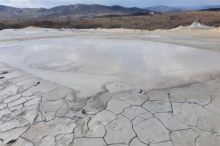ブカレストからの泥火山と塩鉱山のプライベート全日ツアー