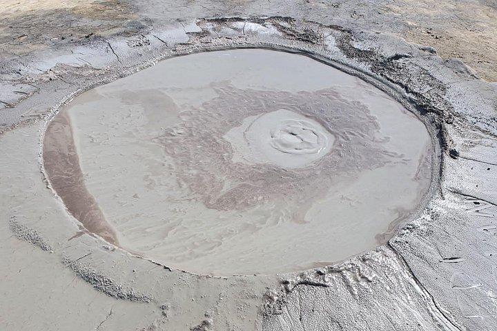 ブカレストからの泥火山と塩鉱山のプライベート全日ツアー