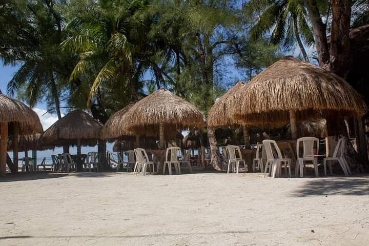 Isla Mujeres Premium Tour em Catamarã com Snorkel e Buffet