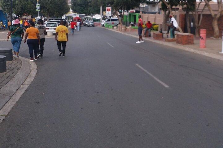 Tour di mezza giornata guidato di Soweto e Museo dell'Apartheid con pranzo (cibo locale)
