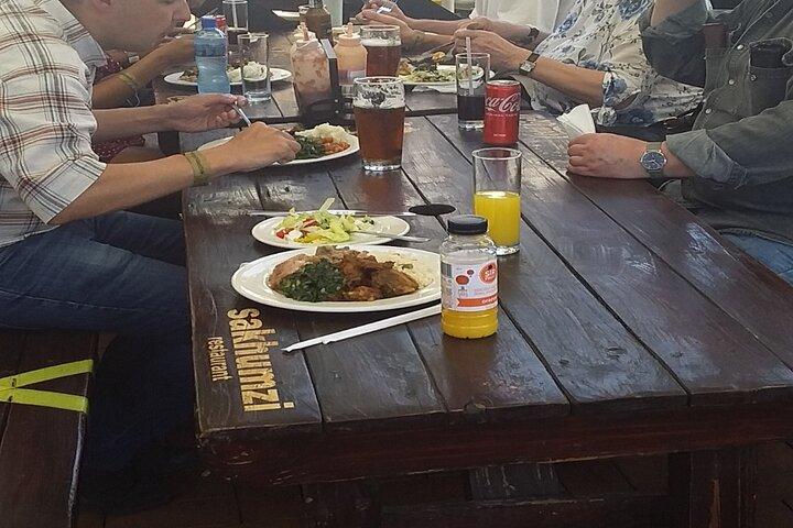 Tour di mezza giornata guidato di Soweto e Museo dell'Apartheid con pranzo (cibo locale)