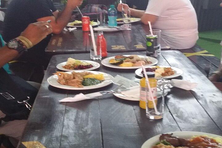 Tour di mezza giornata guidato di Soweto e Museo dell'Apartheid con pranzo (cibo locale)