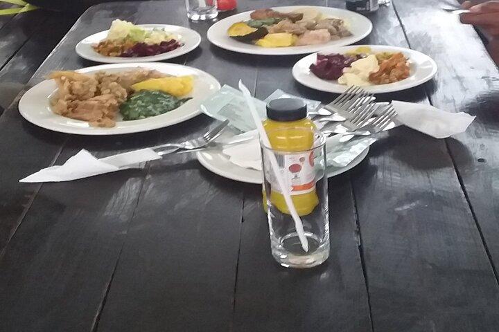 Tour di mezza giornata guidato di Soweto e Museo dell'Apartheid con pranzo (cibo locale)