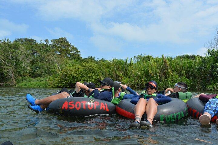 Palomino River Tubing mit Wanderung auf dem Naturlehrpfad