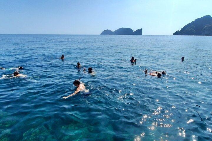 Excursion d'une journée aux 7 îles Phi Phi au départ de Phi Phi en bateau à longue queue