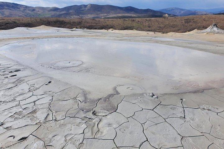 ブカレストからの泥火山と塩鉱山のプライベート全日ツアー