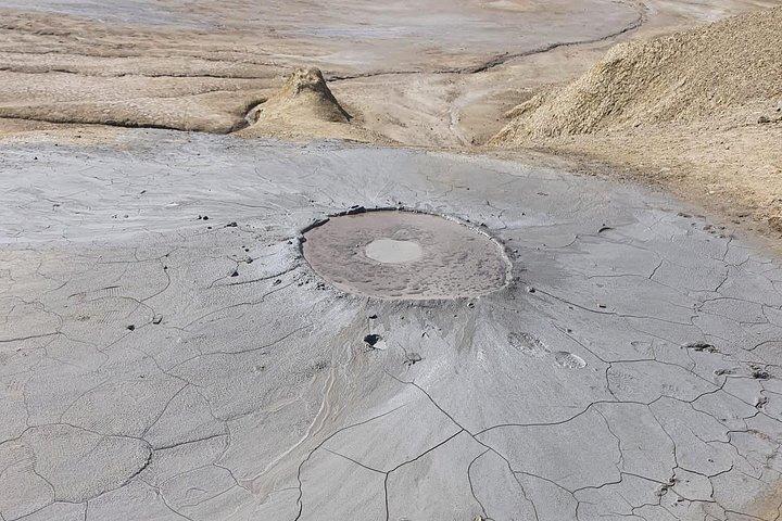 ブカレストからの泥火山と塩鉱山のプライベート全日ツアー