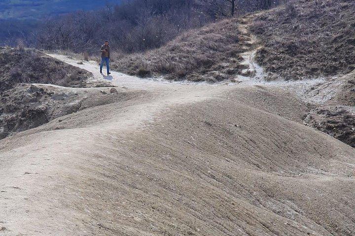 ブカレストからの泥火山と塩鉱山のプライベート全日ツアー