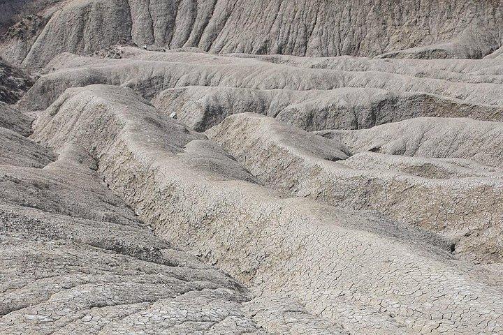 ブカレストからの泥火山と塩鉱山のプライベート全日ツアー