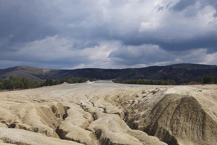 ブカレストからの泥火山と塩鉱山のプライベート全日ツアー
