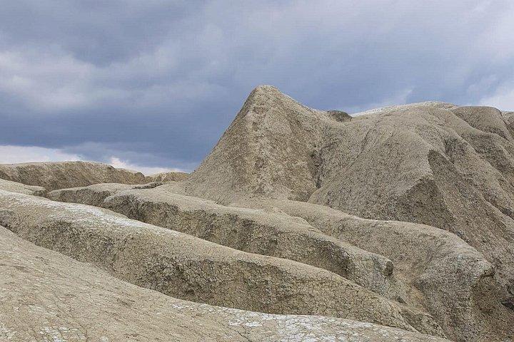 ブカレストからの泥火山と塩鉱山のプライベート全日ツアー