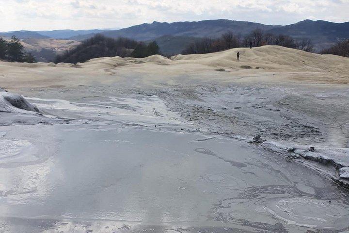 ブカレストからの泥火山と塩鉱山のプライベート全日ツアー