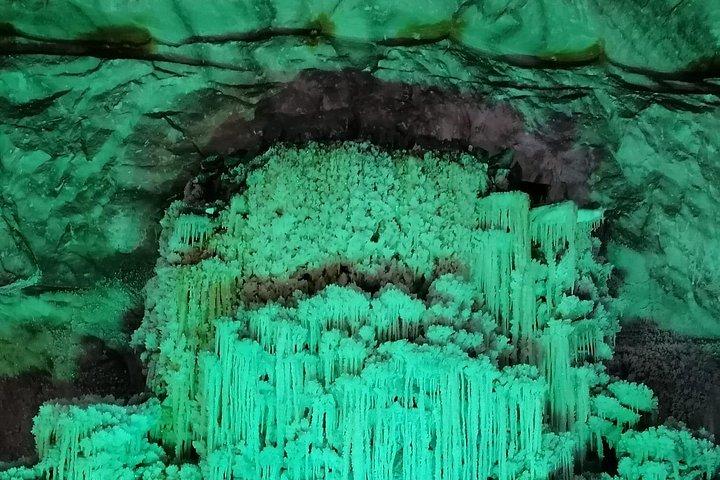 ブカレストからの泥火山と塩鉱山のプライベート全日ツアー