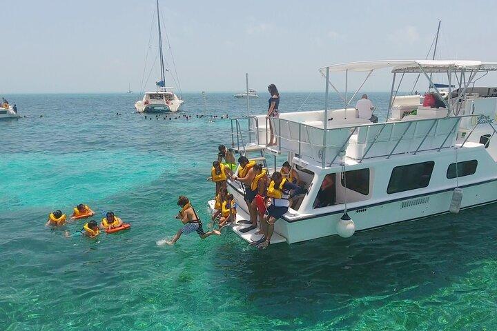 Isla Mujeres Full Day Tour op jacht met snorkel en buffet