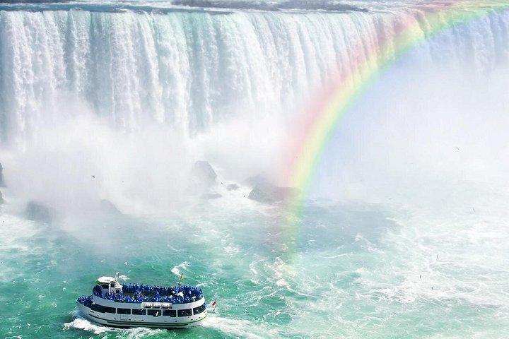 ナイアガラの滝アメリカ：ボートライド、洞窟、ライトショー、花火