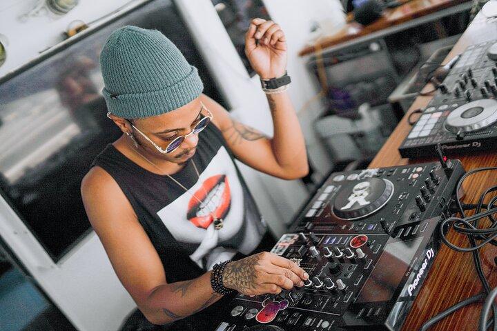 Cruzeiro de dança para festa pública na parte inferior do biquíni + DJ AO VIVO