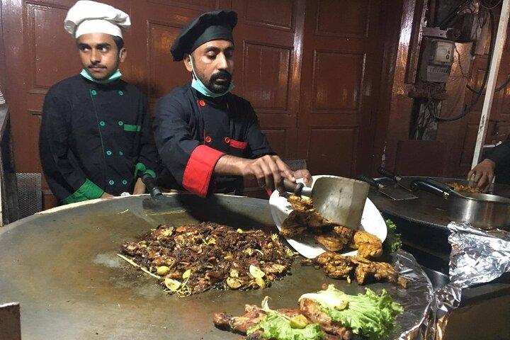 Streetfood-rondleiding door de ommuurde stad van Lahore