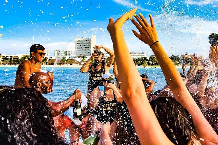Catamarán Party Boat Cancún