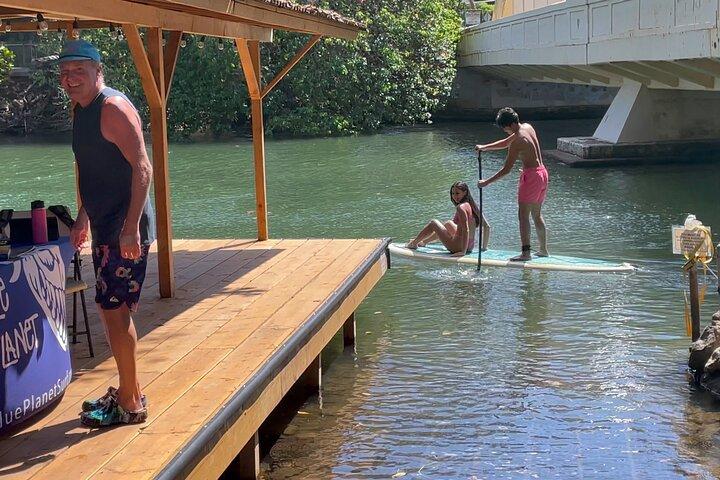 Alquiler de tabla de remo en el río Haleiwa con Blue Planet Adventure Co.