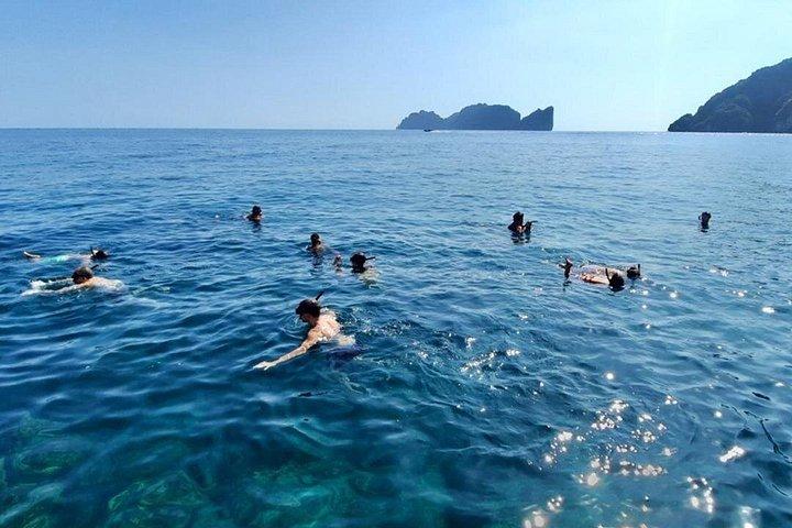 プーケット発ピピマヤ湾＆カイ島シュノーケリングツアー