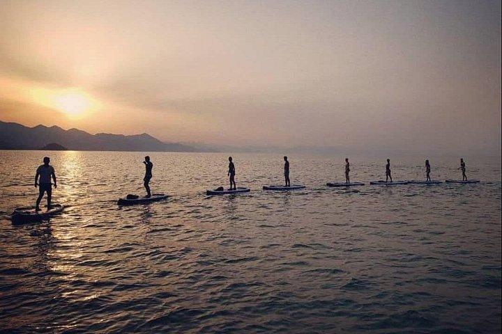 ティラナ アルバニアからスカダル湖とブナ川までのスタンド アップ パドル ツアー