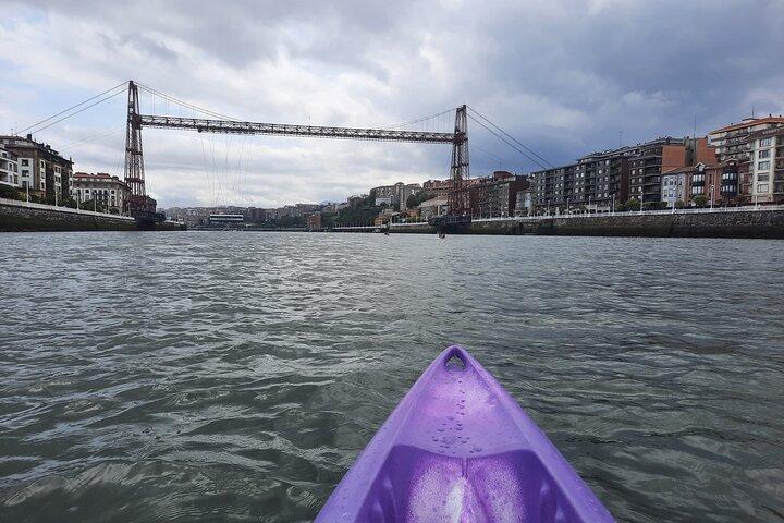 Privat kajaktur längs Getxo-kusten och den hängande bron