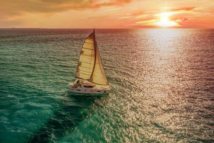 Tour Isla Mujeres, Descubre el increíble Mar Caribe en Catamarán