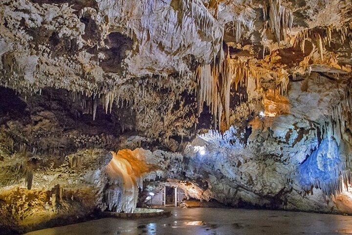 Bellezza selvaggia della Grotta Lipa tra Budva e Cetinje