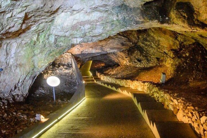 Bellezza selvaggia della Grotta Lipa tra Budva e Cetinje