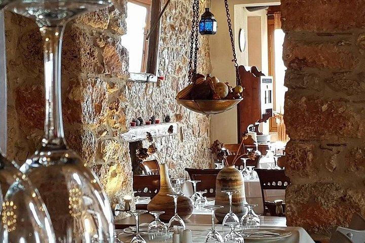 デルフィへの最高のプライベート ツアー: デルフィ アラコバ ホシオス修道院