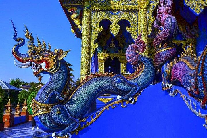 チェンマイからホワイト＆ブルー寺院、ブラックミュージアム＆ゴールデントライアングル