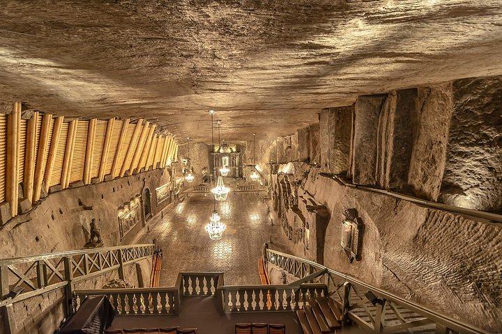 クラクフからのアウシュヴィッツとヴィエリチカ岩塩坑の 1 日ツアー