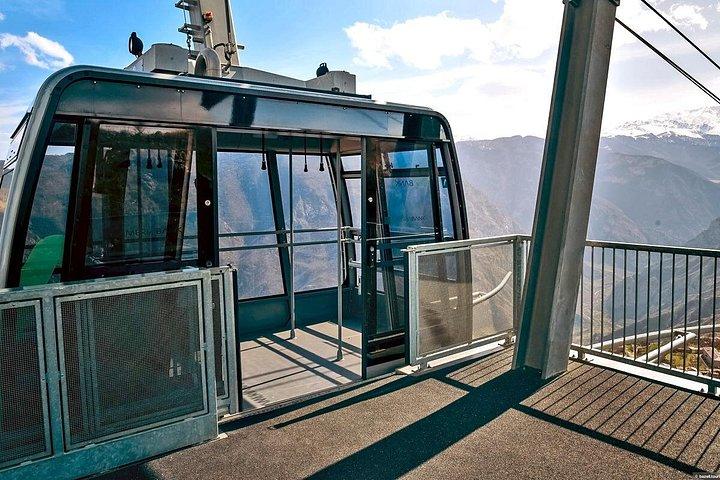 グループ ツアー: ヒン アレニ ワイナリー、タテフ (ロープウェイで帰り)、フンドゾレスク洞窟