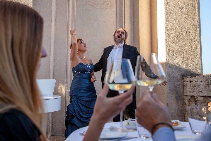 Concerto de ópera ao ar livre com aperitivo no terraço no coração de Roma