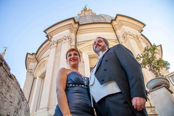 ローマの中心部でテラスで食前酒を楽しみながら野外オペラコンサート