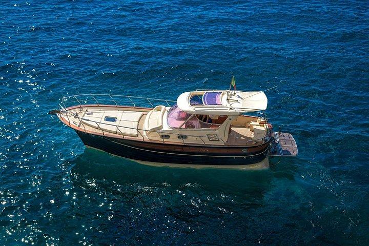 カプリ島：ラグジュアリーボートで島の美しさを発見