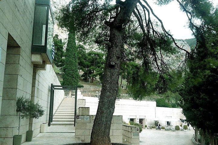 Delphi Meteora and Thermopylae 2-Day Private Tour
