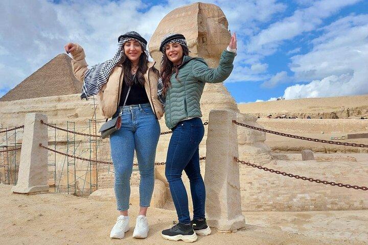 8時間のプライベートツアーギザのピラミッド、カイロ博物館、地元のバザール、ラクダ乗り＆ランチ