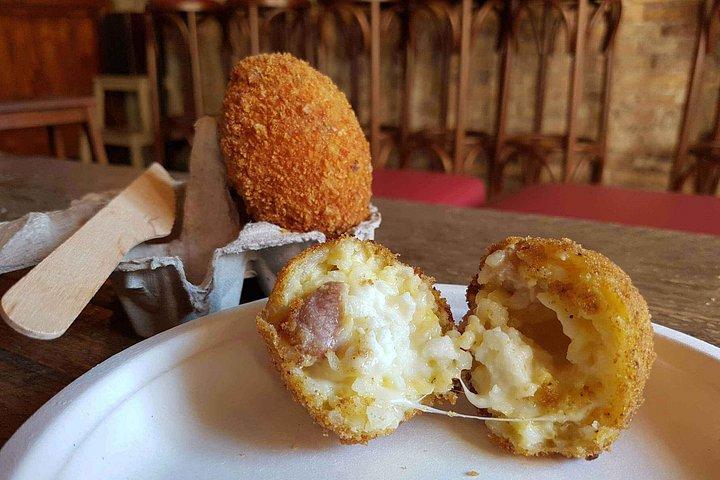 トラステヴェレの通りを食べる：秘密のローマのプライベートフードツアー