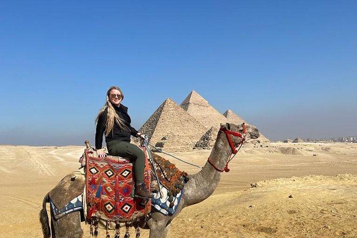 Visite de 2 jours des pyramides de Gizeh, visite du Caire, dîner-croisière de 2 nuits et spectacle de lumière