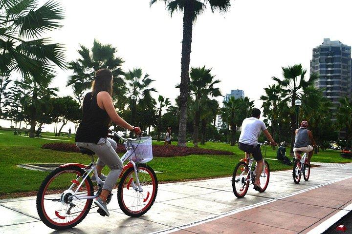 ミラフローレスでの自転車ツアーとサーフィンレッスン