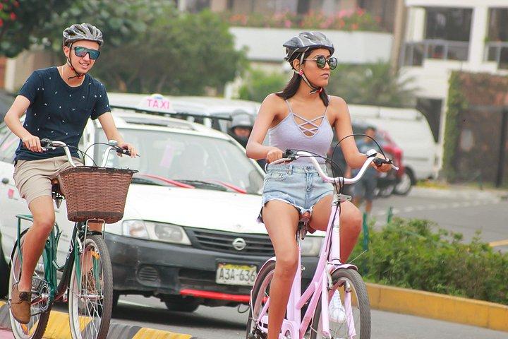 ミラフローレスでの自転車ツアーとサーフィンレッスン