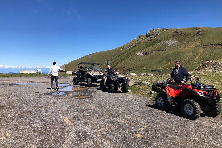 Sneeuwscooter / quad ATV privétour van Bakuriani naar het meer van Tabatskuri